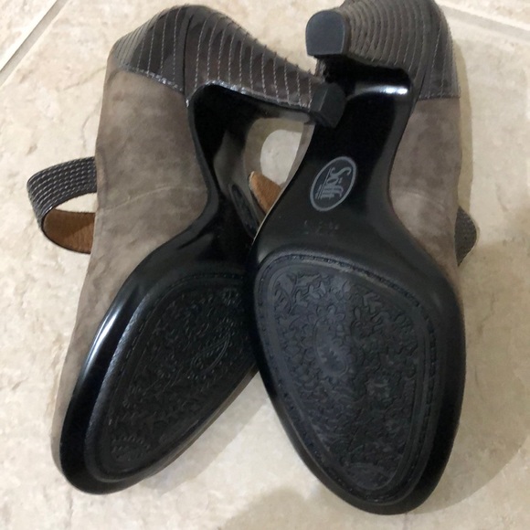Size 6. Suede. Brand-Sofft Side buckle heels. - Picture 4 of 5
